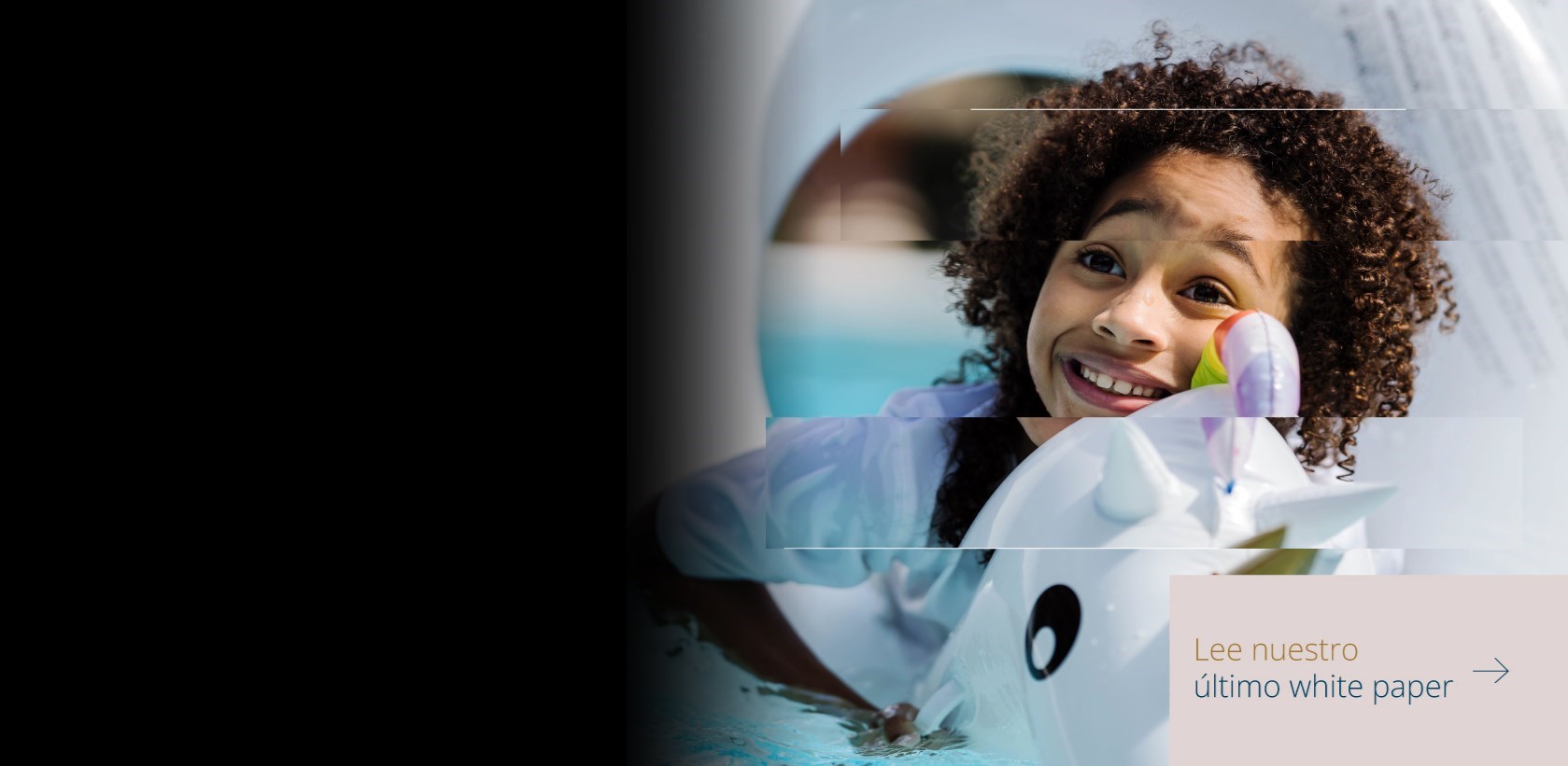 Un niño dentro de la piscina usando un dispositivo flotante con forma de unicornio