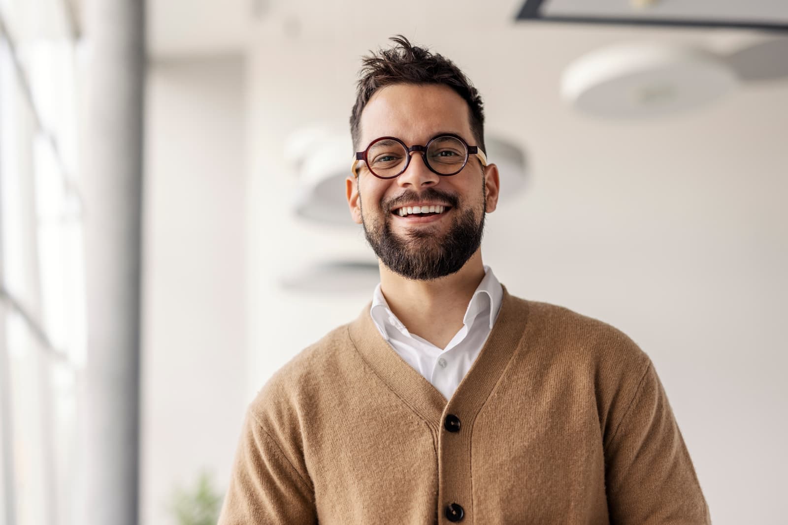 Hombre con vestimenta de negocios informal
