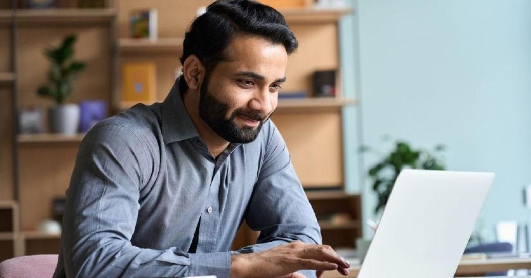 Hombre en una computadora